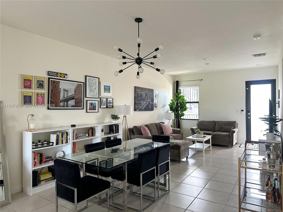 En Venta: $399,000 (2 camas, 2 baños, 1072 Pies cuadrados)