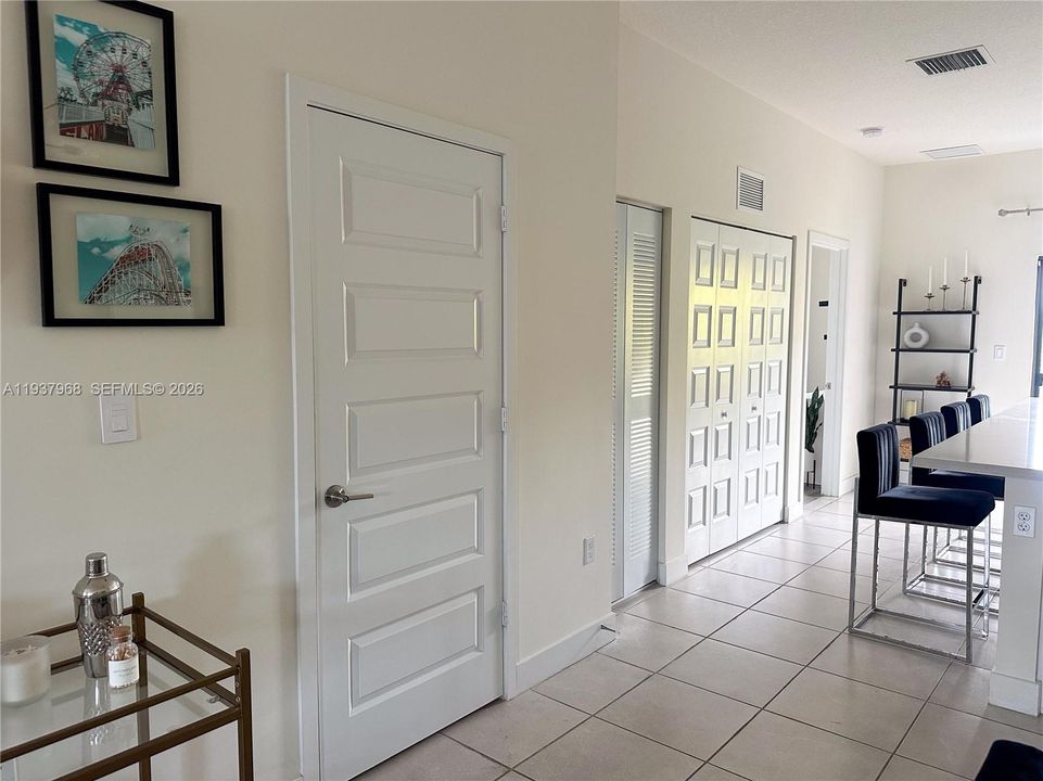 En Venta: $399,000 (2 camas, 2 baños, 1072 Pies cuadrados)