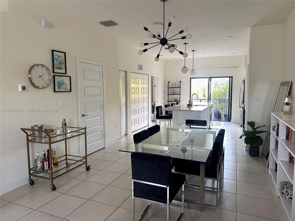 En Venta: $399,000 (2 camas, 2 baños, 1072 Pies cuadrados)