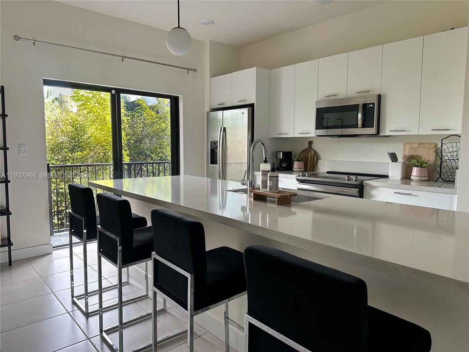 En Venta: $399,000 (2 camas, 2 baños, 1072 Pies cuadrados)