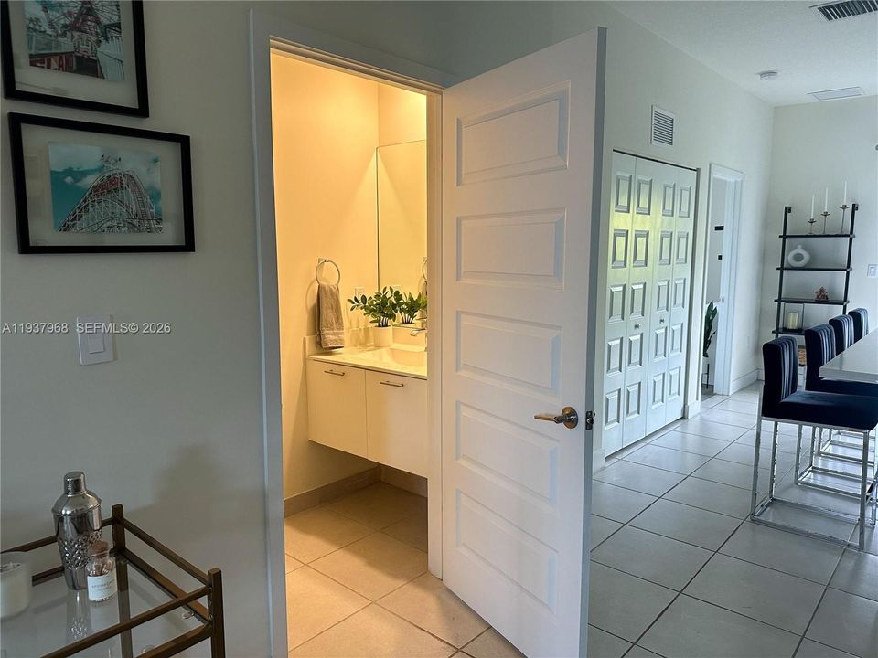 En Venta: $399,000 (2 camas, 2 baños, 1072 Pies cuadrados)