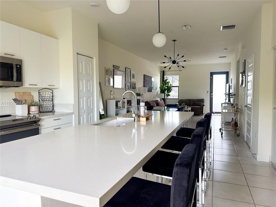 En Venta: $399,000 (2 camas, 2 baños, 1072 Pies cuadrados)