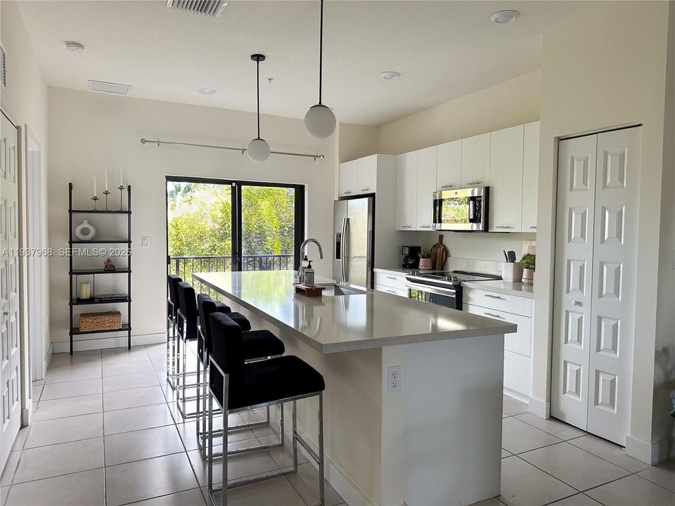 En Venta: $399,000 (2 camas, 2 baños, 1072 Pies cuadrados)