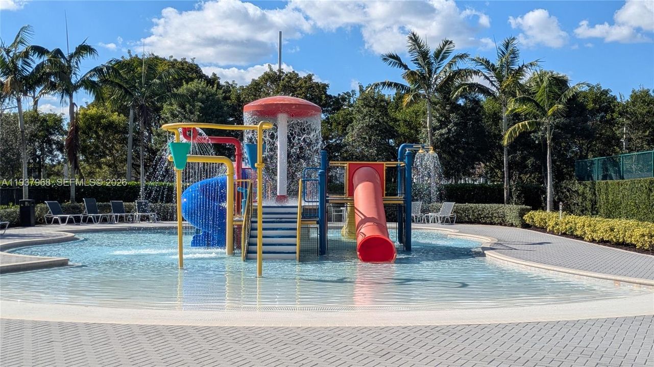 En Venta: $399,000 (2 camas, 2 baños, 1072 Pies cuadrados)