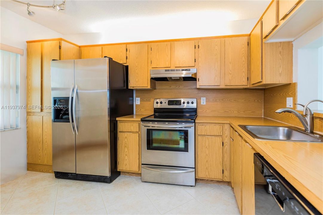 For Sale: $305,000 (2 beds, 2 baths, 1271 Square Feet)