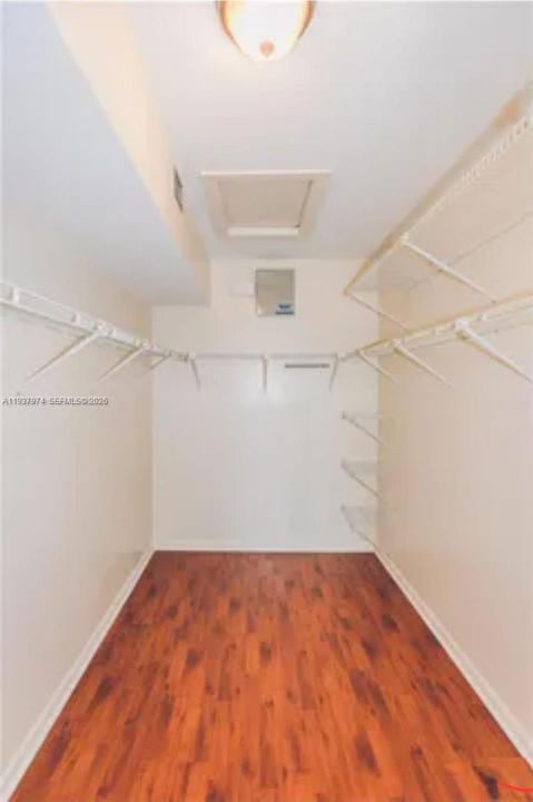 For Sale: $305,000 (2 beds, 2 baths, 1271 Square Feet)