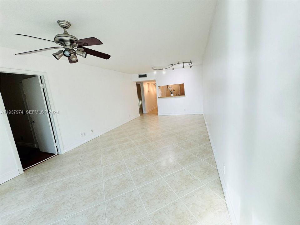 For Sale: $305,000 (2 beds, 2 baths, 1271 Square Feet)