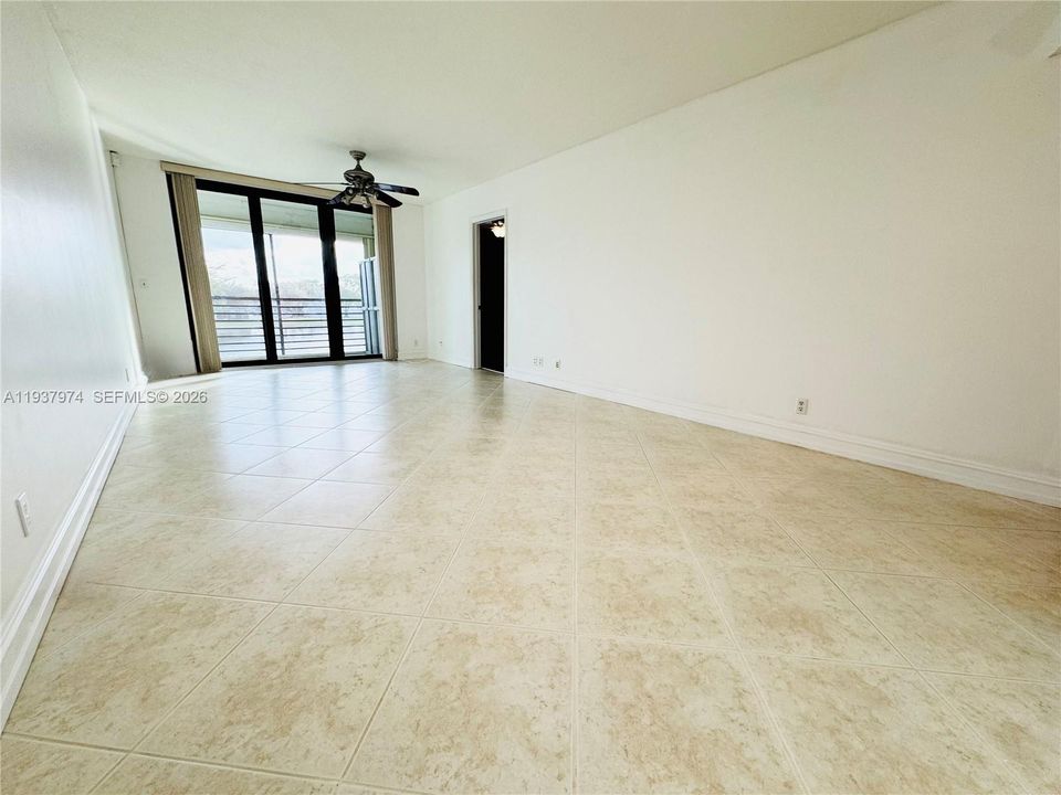 For Sale: $305,000 (2 beds, 2 baths, 1271 Square Feet)