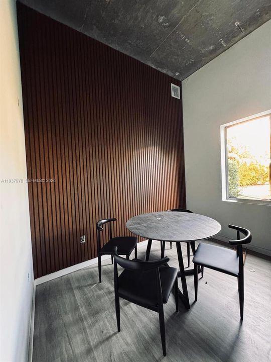 出租: $1,950 (0 贝兹, 1 浴室, 401 平方英尺)