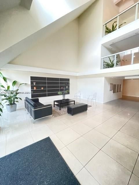 For Rent: $2,200 (1 beds, 1 baths, 845 Square Feet)