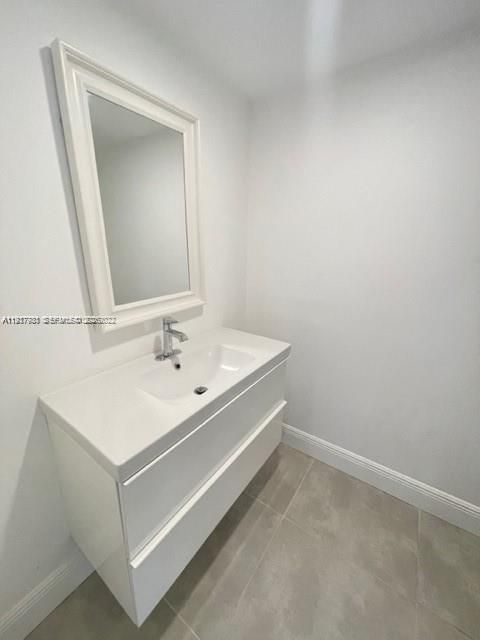 For Rent: $2,200 (1 beds, 1 baths, 845 Square Feet)