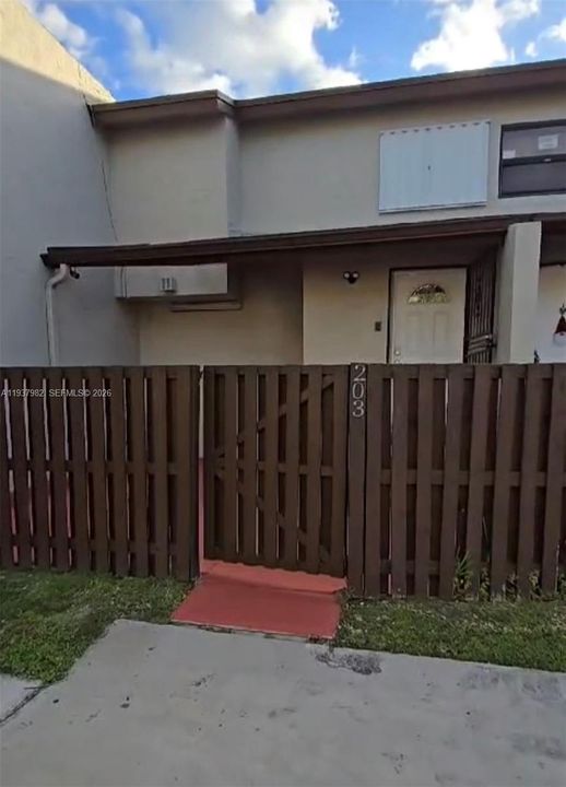 For Rent: $2,700 (2 beds, 2 baths, 1005 Square Feet)