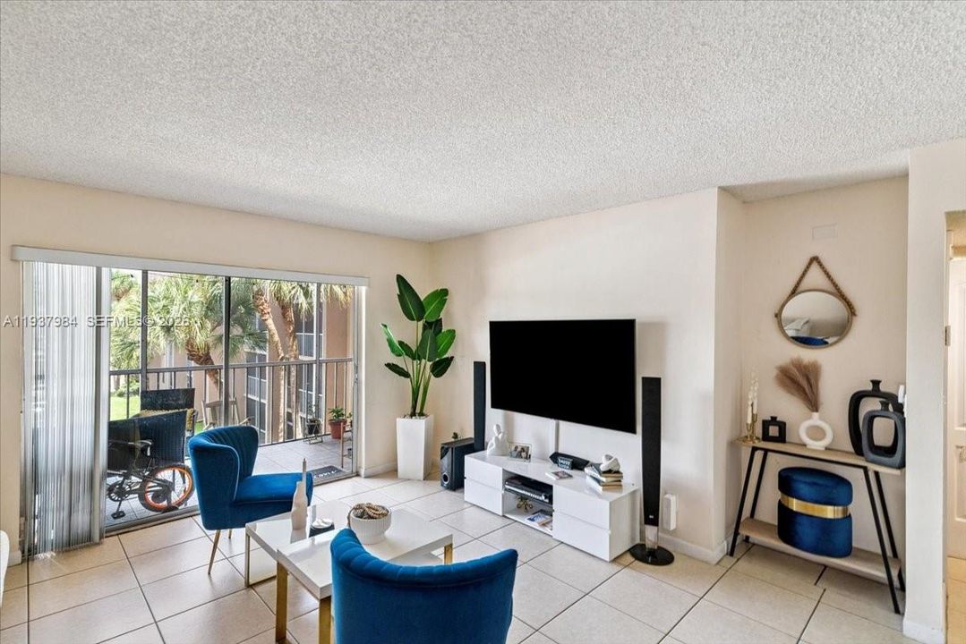 For Rent: $2,250 (2 beds, 2 baths, 1038 Square Feet)