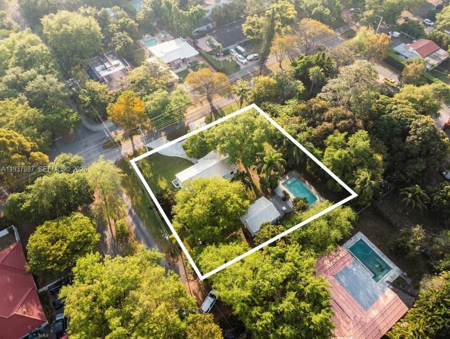 En Venta: $2,100,000 (0.52 acres)