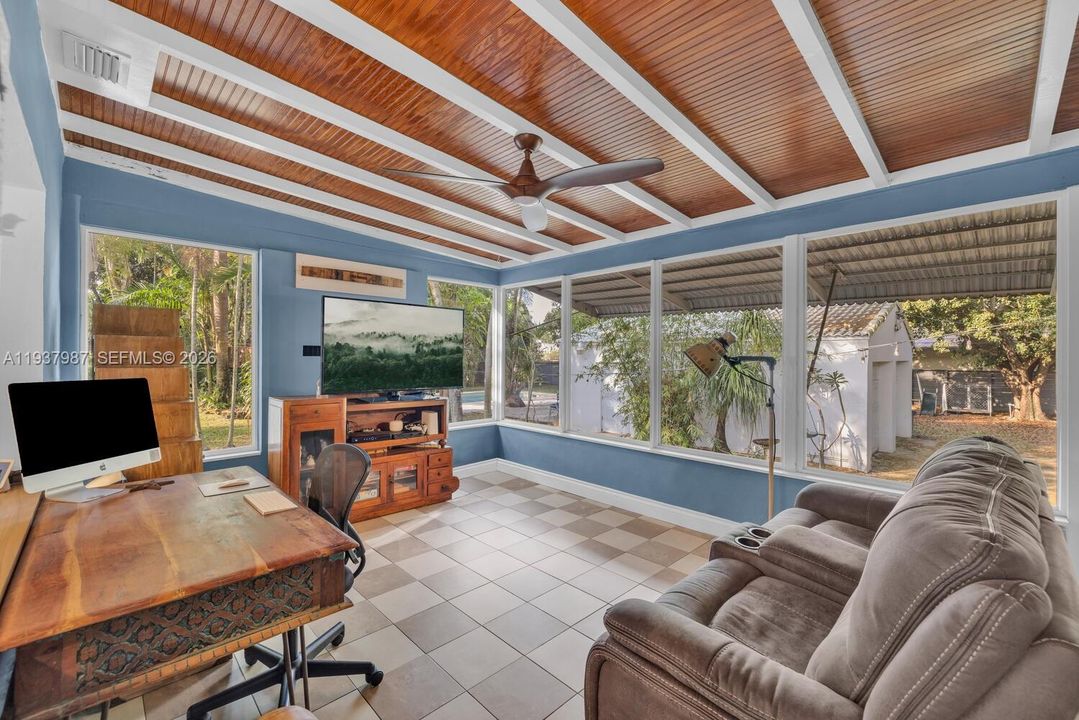 En Venta: $2,100,000 (0.52 acres)