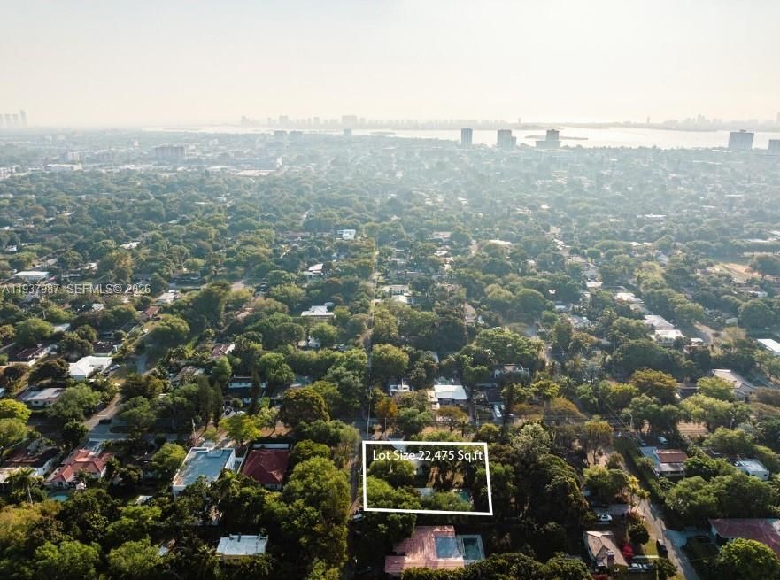 En Venta: $2,100,000 (0.52 acres)