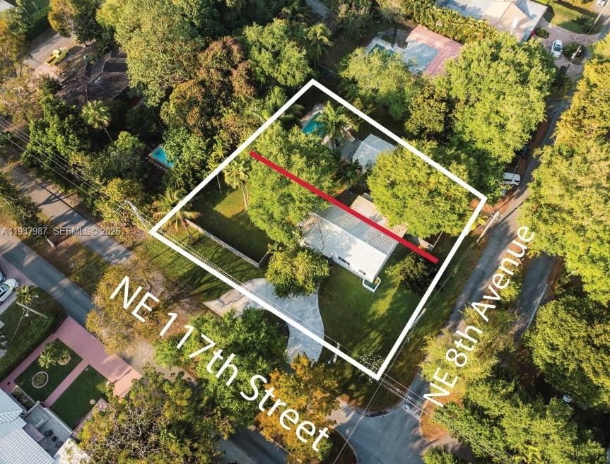 En Venta: $2,100,000 (0.52 acres)