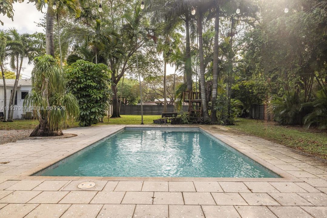 En Venta: $2,100,000 (0.52 acres)