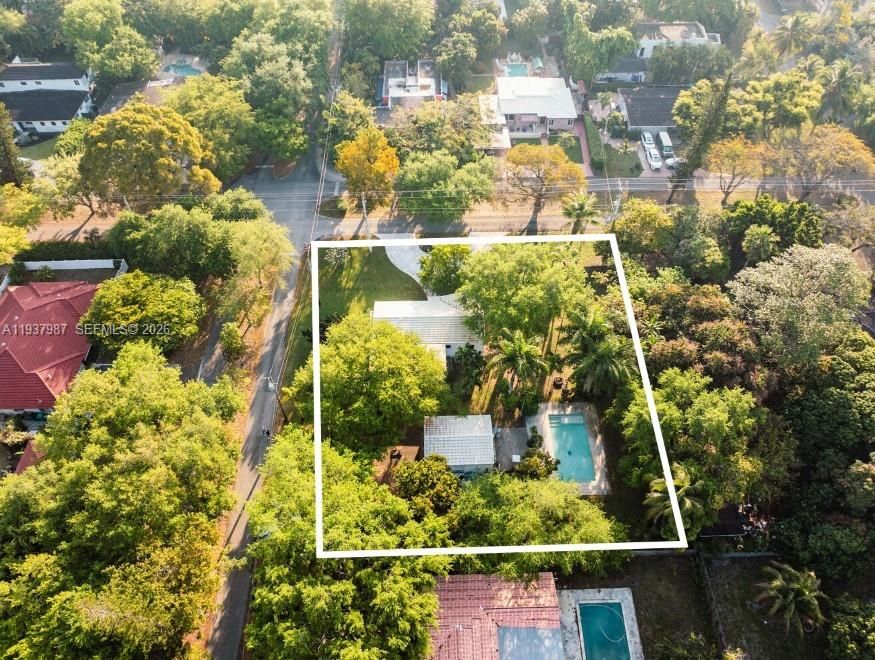 En Venta: $2,100,000 (0.52 acres)