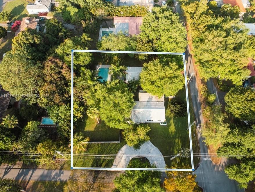 En Venta: $2,100,000 (0.52 acres)