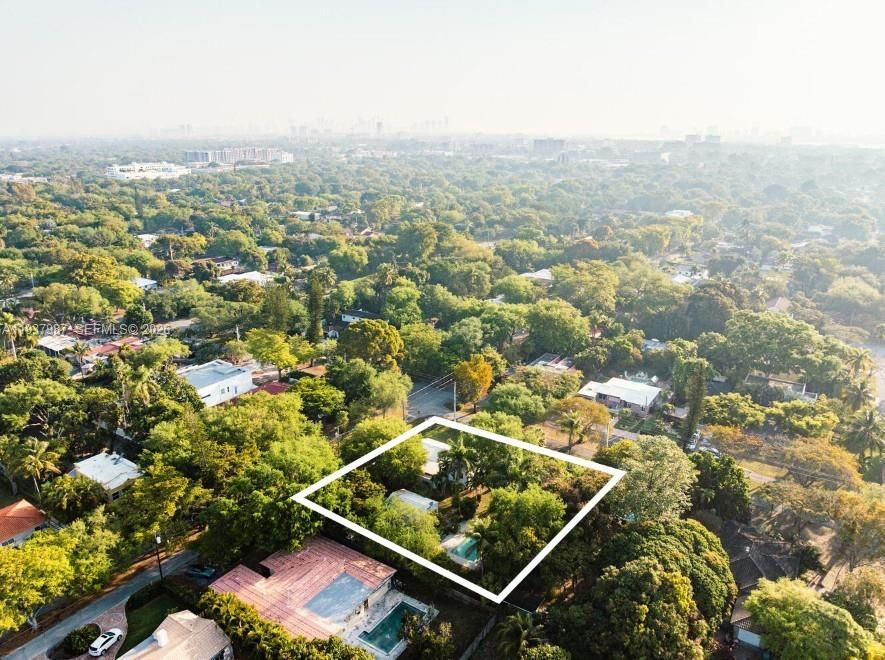 En Venta: $2,100,000 (0.52 acres)