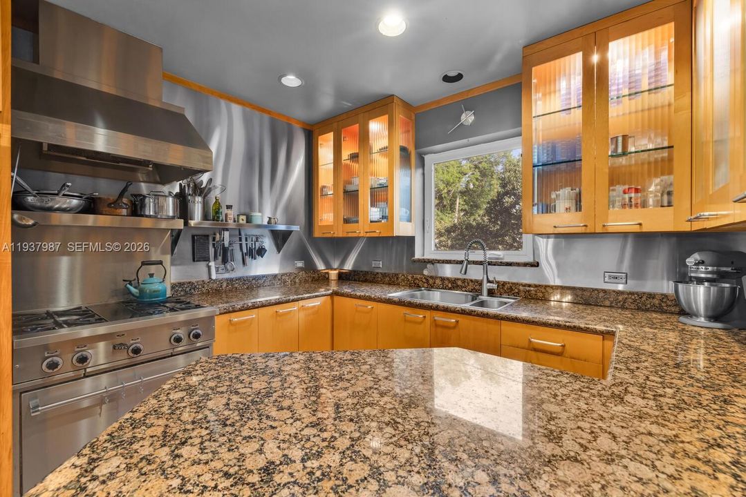 En Venta: $2,100,000 (0.52 acres)