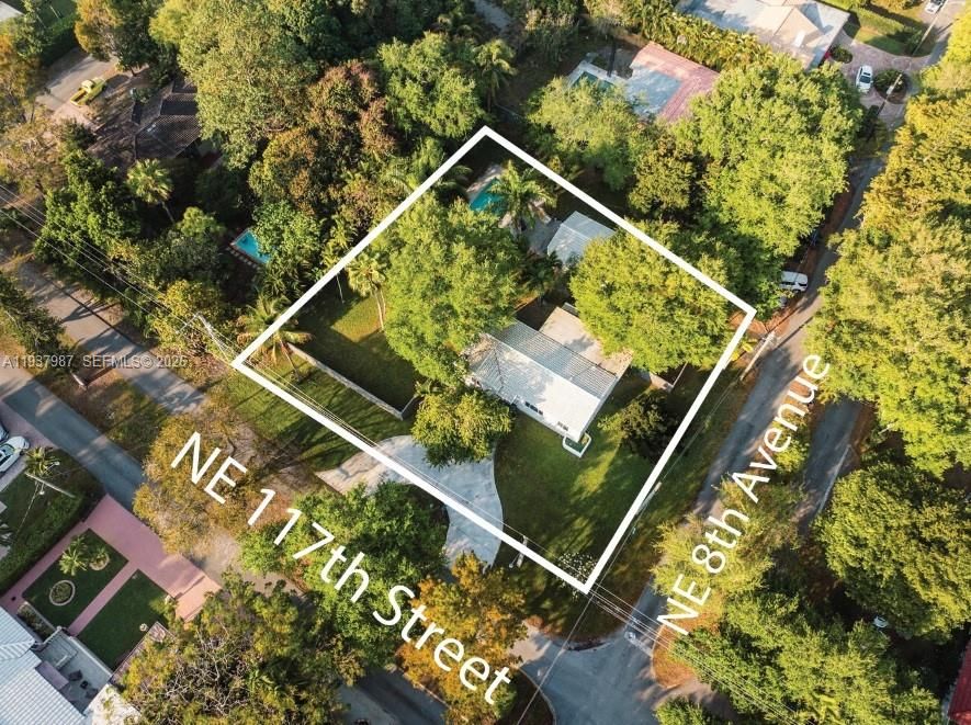 En Venta: $2,100,000 (0.52 acres)