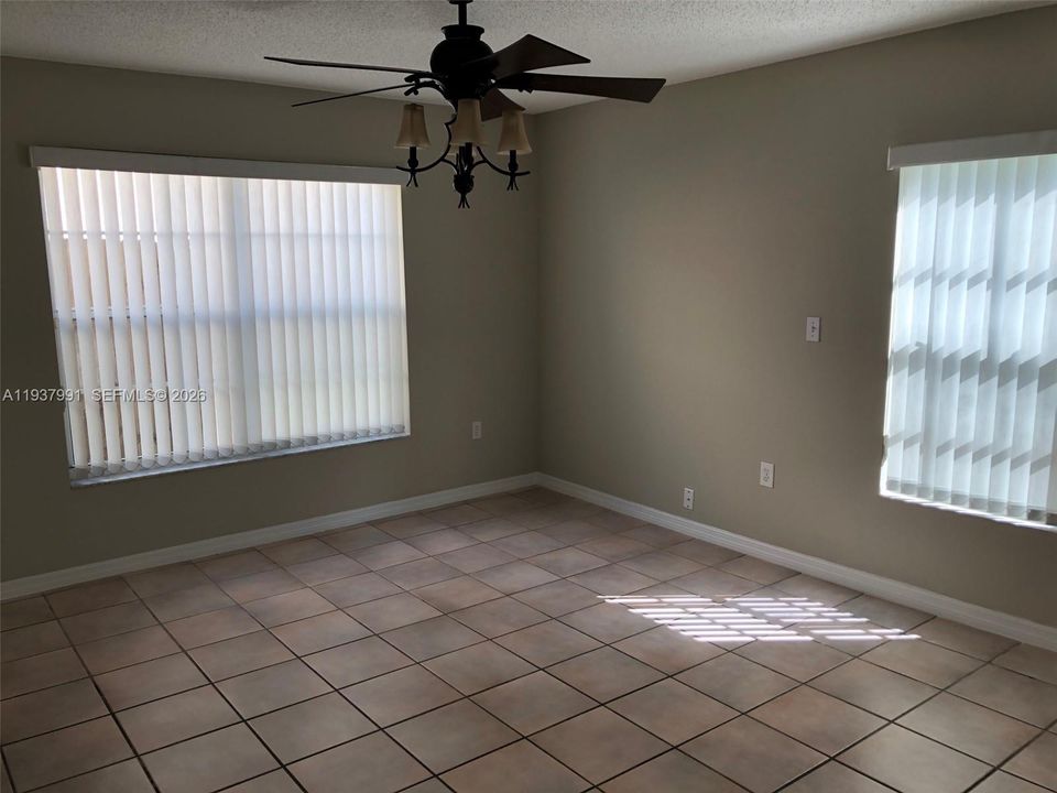 En Venta: $724,900 (4 camas, 2 baños, 1725 Pies cuadrados)