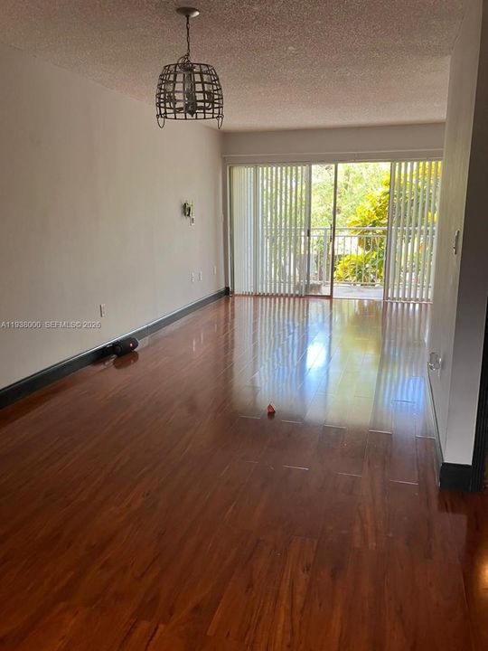 待售: $295,000 (1 贝兹, 1 浴室, 1125 平方英尺)