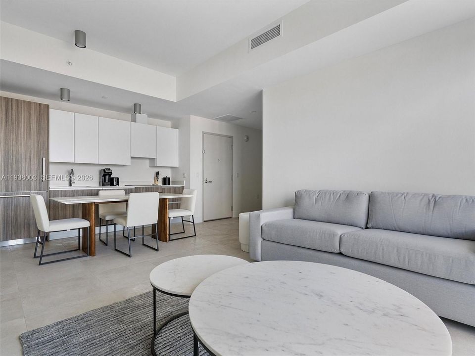 En Venta: $774,000 (2 camas, 2 baños, 809 Pies cuadrados)