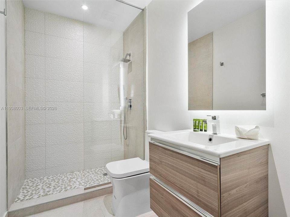 En Venta: $774,000 (2 camas, 2 baños, 809 Pies cuadrados)