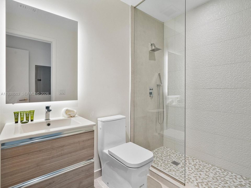 En Venta: $774,000 (2 camas, 2 baños, 809 Pies cuadrados)