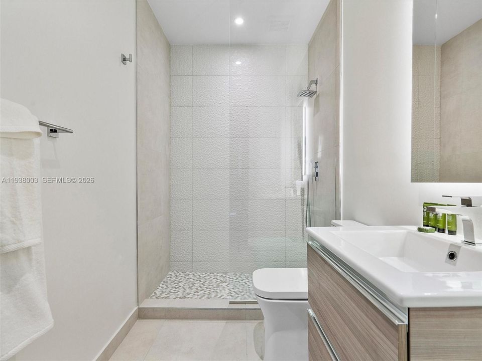 En Venta: $774,000 (2 camas, 2 baños, 809 Pies cuadrados)