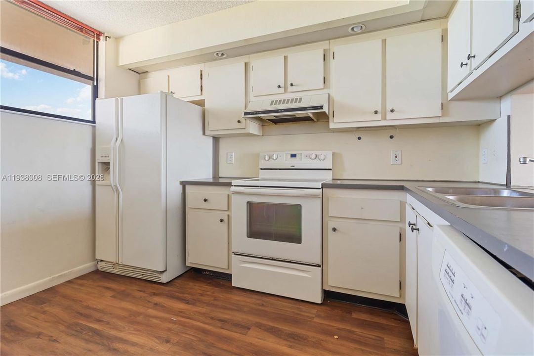 For Sale: $99,999 (2 beds, 2 baths, 920 Square Feet)