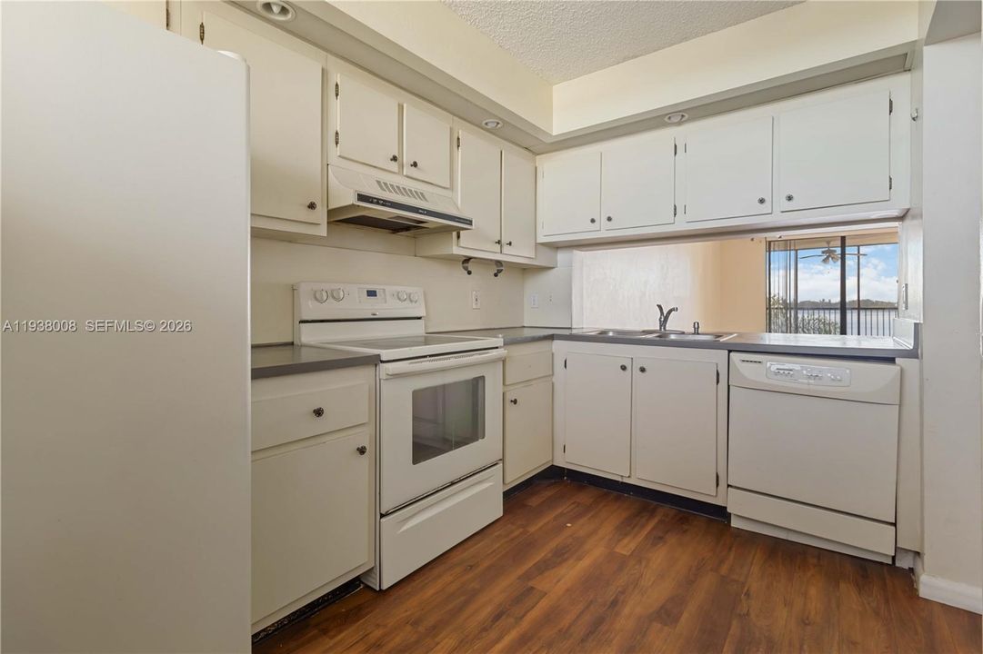For Sale: $99,999 (2 beds, 2 baths, 920 Square Feet)