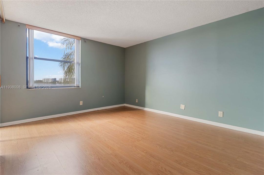 For Sale: $99,999 (2 beds, 2 baths, 920 Square Feet)