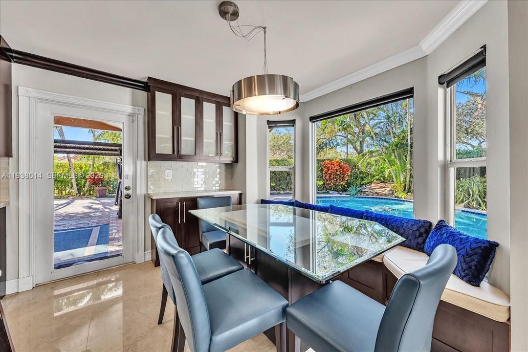 En Venta: $815,000 (4 camas, 2 baños, 2526 Pies cuadrados)