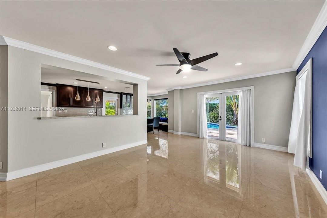 En Venta: $815,000 (4 camas, 2 baños, 2526 Pies cuadrados)