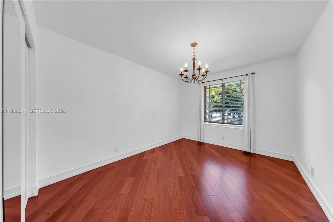 En Venta: $815,000 (4 camas, 2 baños, 2526 Pies cuadrados)