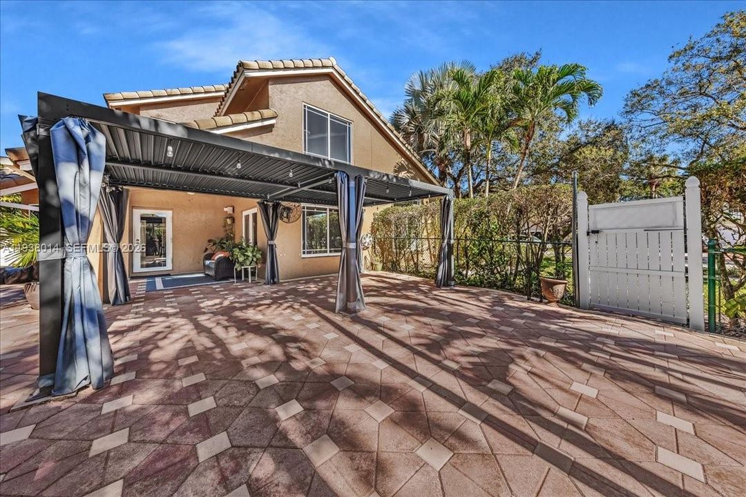 En Venta: $815,000 (4 camas, 2 baños, 2526 Pies cuadrados)