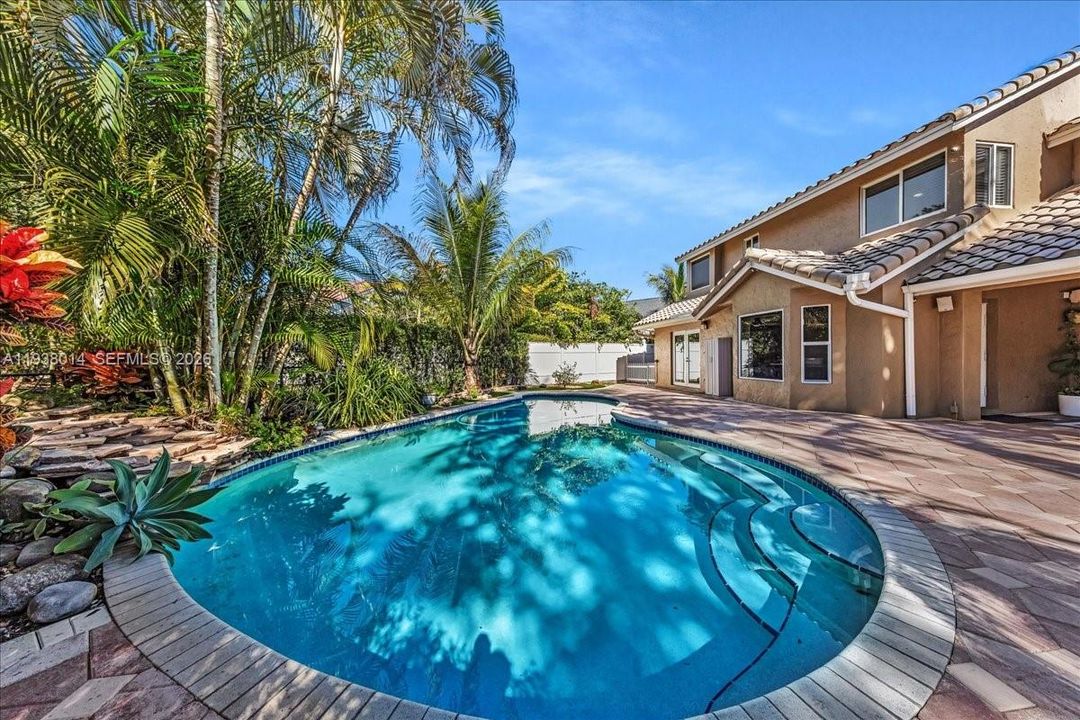 En Venta: $815,000 (4 camas, 2 baños, 2526 Pies cuadrados)