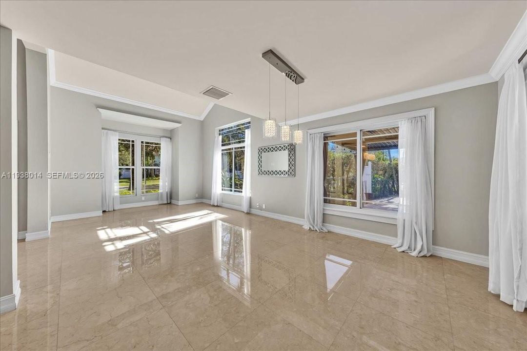 En Venta: $815,000 (4 camas, 2 baños, 2526 Pies cuadrados)