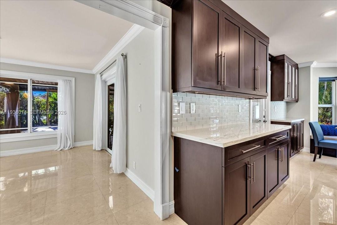 En Venta: $815,000 (4 camas, 2 baños, 2526 Pies cuadrados)