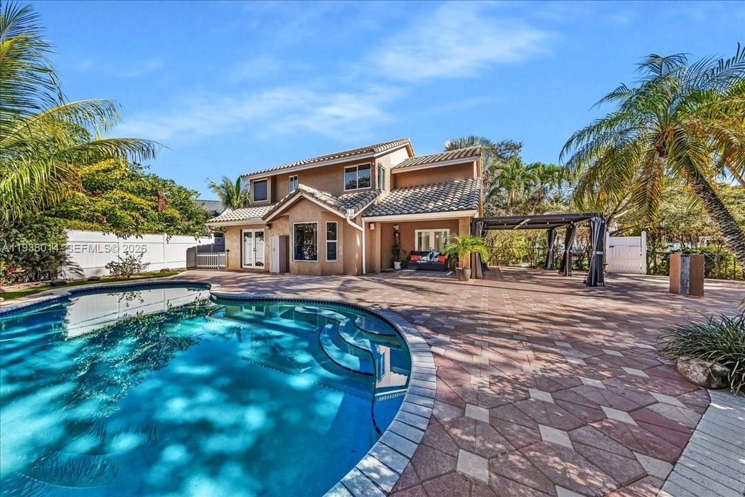 En Venta: $815,000 (4 camas, 2 baños, 2526 Pies cuadrados)