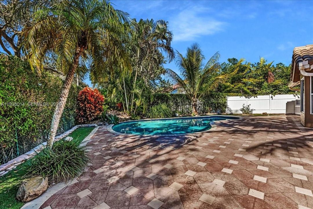 En Venta: $815,000 (4 camas, 2 baños, 2526 Pies cuadrados)