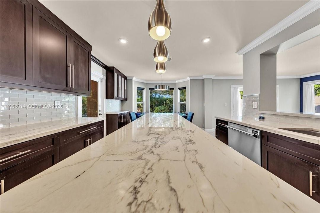 En Venta: $815,000 (4 camas, 2 baños, 2526 Pies cuadrados)