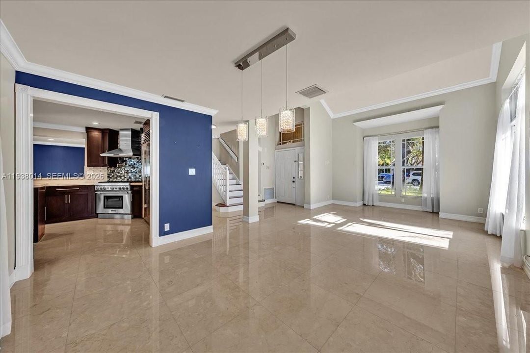 En Venta: $815,000 (4 camas, 2 baños, 2526 Pies cuadrados)