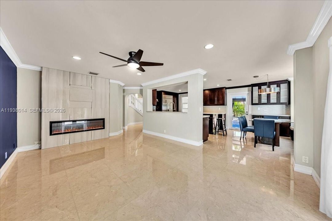 En Venta: $815,000 (4 camas, 2 baños, 2526 Pies cuadrados)