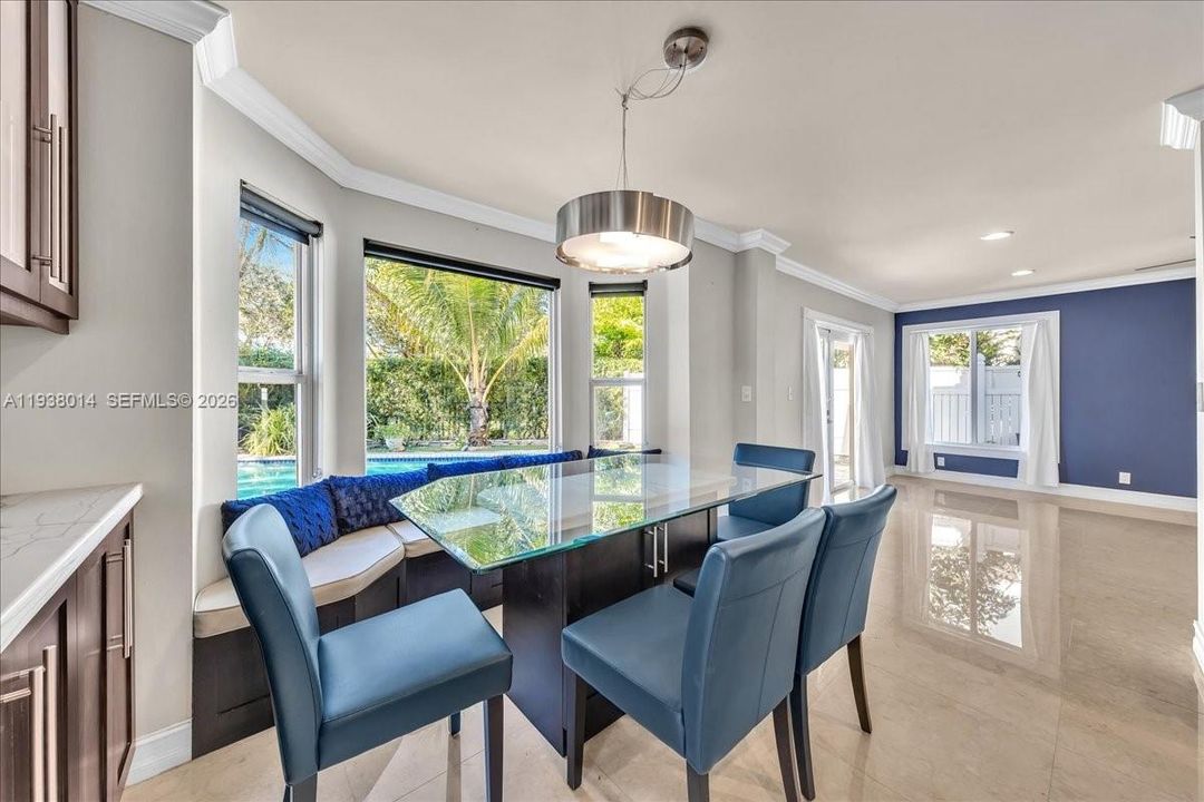 En Venta: $815,000 (4 camas, 2 baños, 2526 Pies cuadrados)