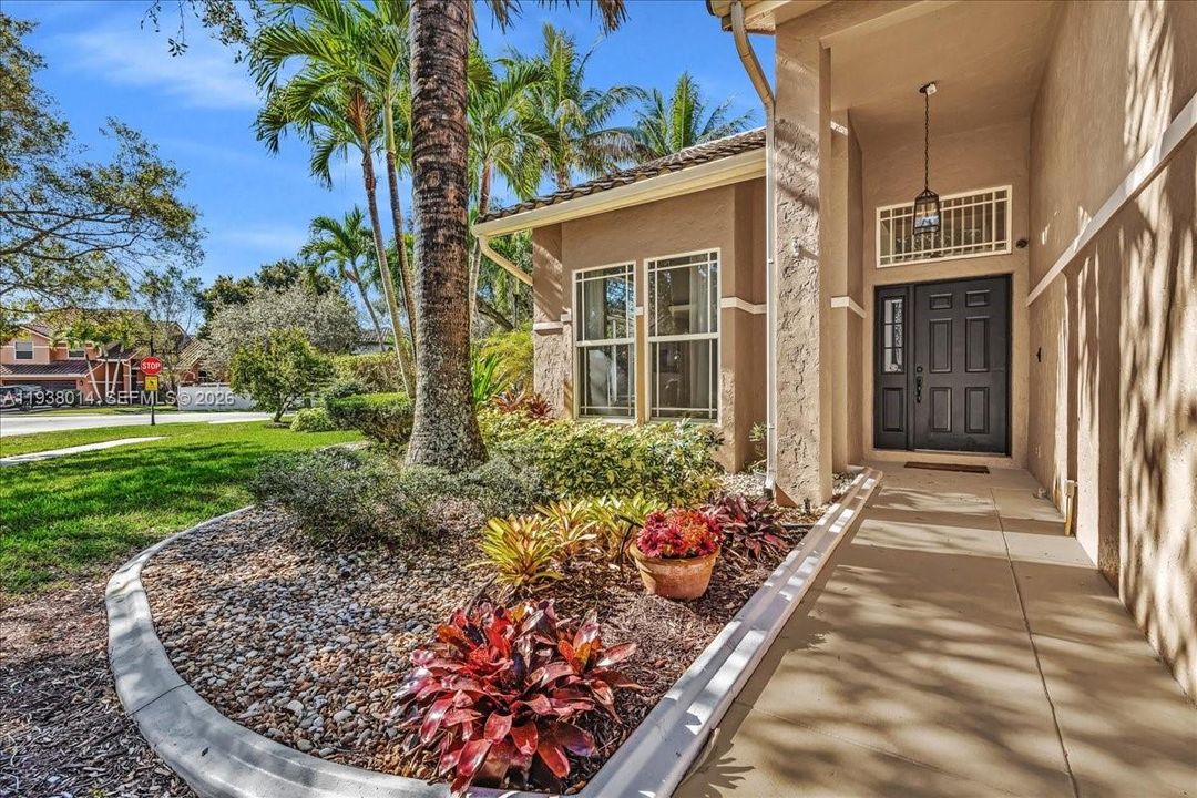 En Venta: $815,000 (4 camas, 2 baños, 2526 Pies cuadrados)